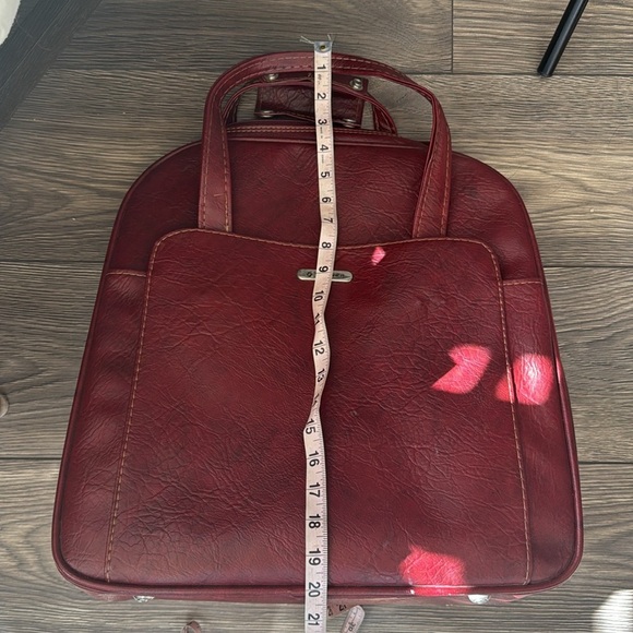 Vintage Samsonite Red Leather Travel Bag, 15" x 15.5" x 8" - Picture 11 of 14